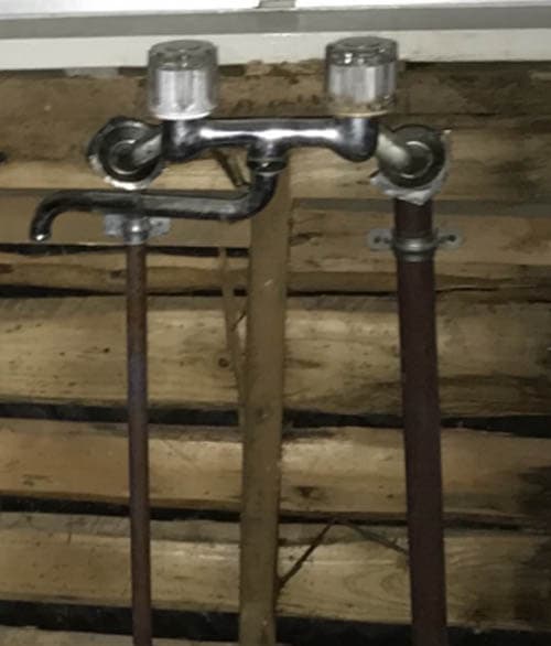 右側の給水側が鋼管、左側の給湯側が銅管