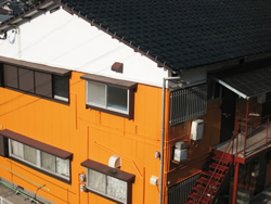 オレンジの外壁のアパート