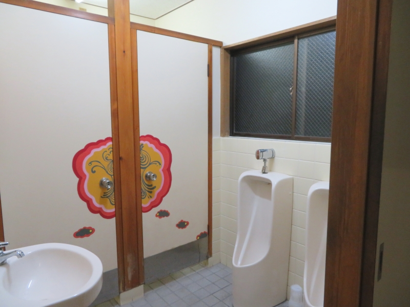 トイレ、洗面所などは廊下の突き当りにあり、当然、共用