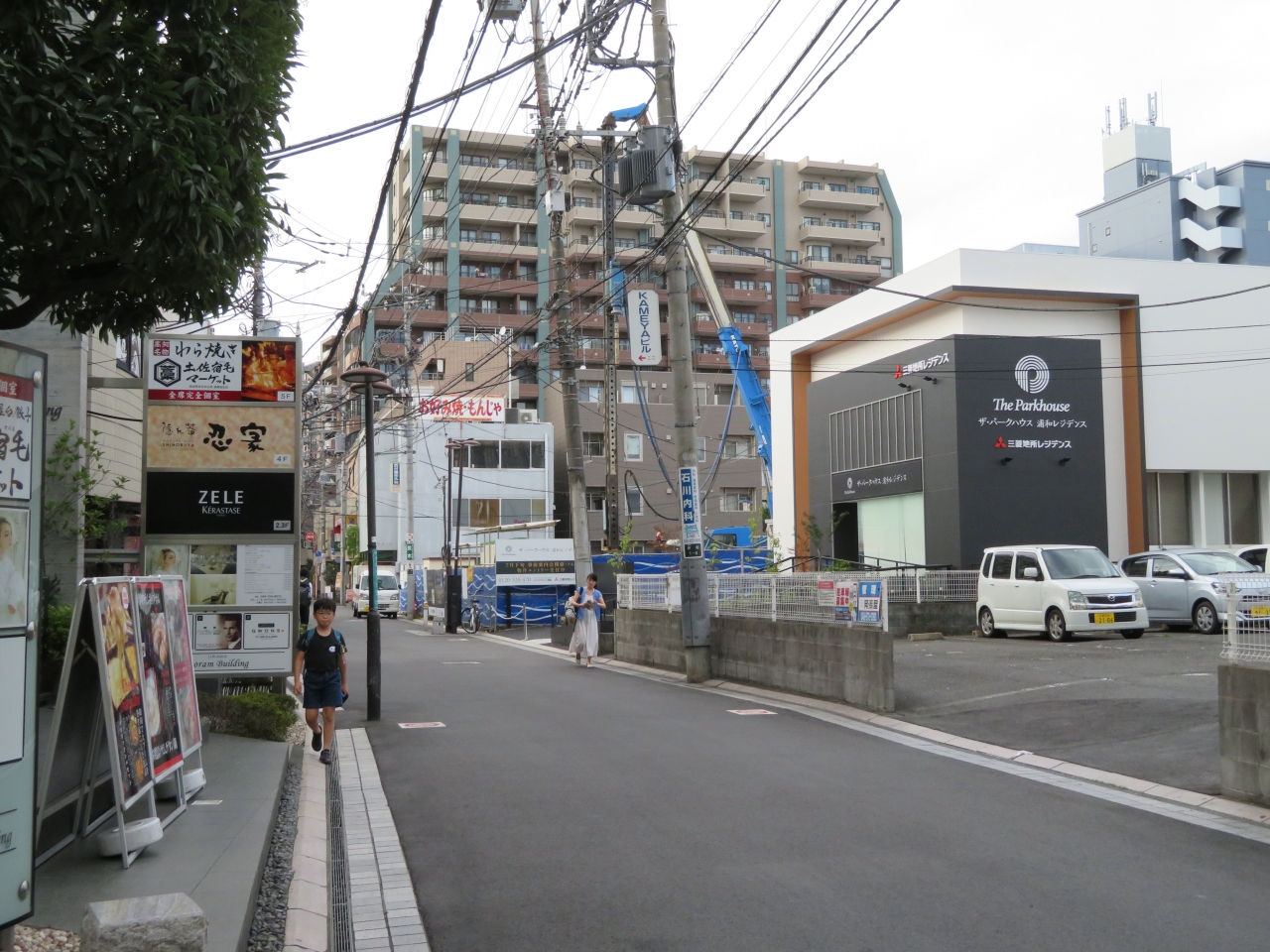 浦和駅の商店街を抜けた地域で建設中のマンション。全体として規模は小さめ