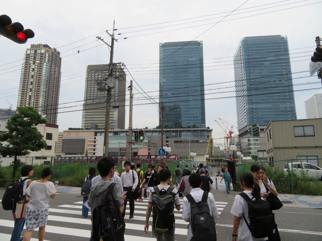 新梅田シティ前からグランフロント大阪方面を見たところ。この間の空地がすべて公園になるわけだ