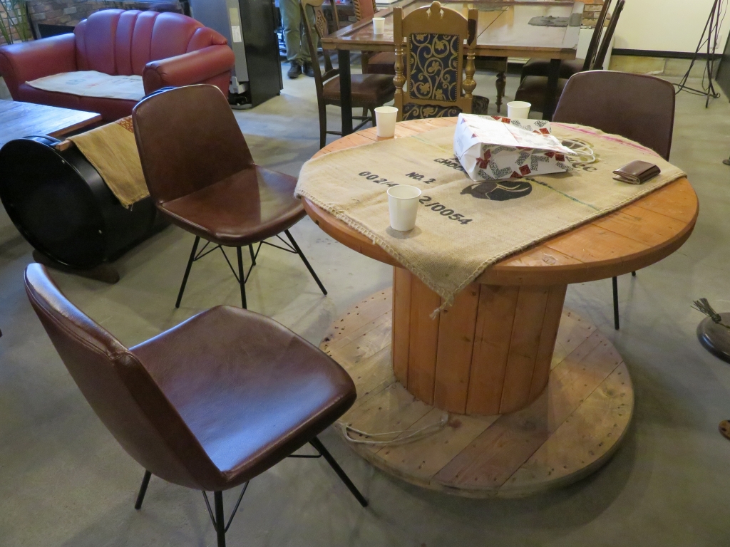 ケーブルドラムを利用したテーブル。椅子も場所ごとに異なるタイプ