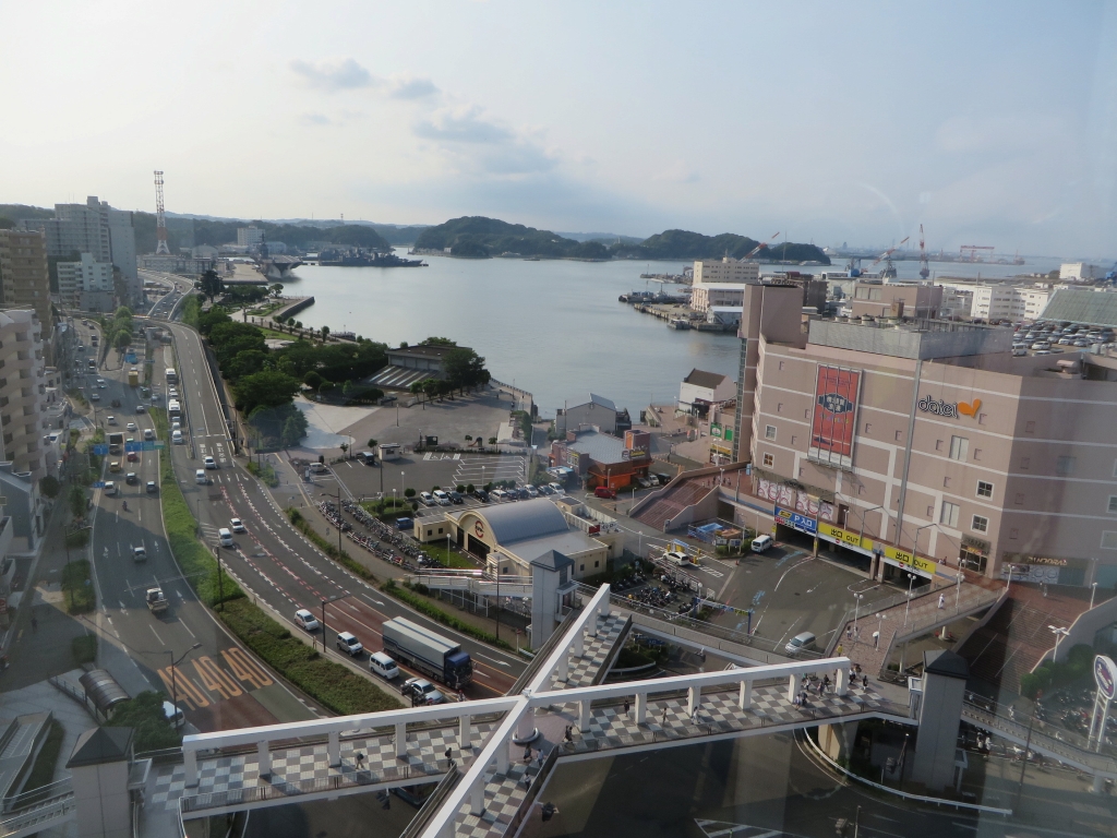 汐入駅近くにはショッパーズプラザ横須賀、横須賀芸術劇場、メルキュールホテル横須賀など横須賀を代表する施設が並ぶ。観光地ともなっているどぶ板通りもこの駅が最寄り
