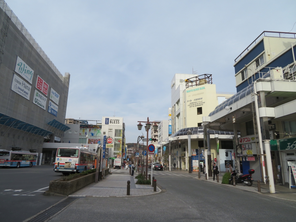 京急の久里浜駅前。左側の駅ビルと向かいあうように商店街がある
