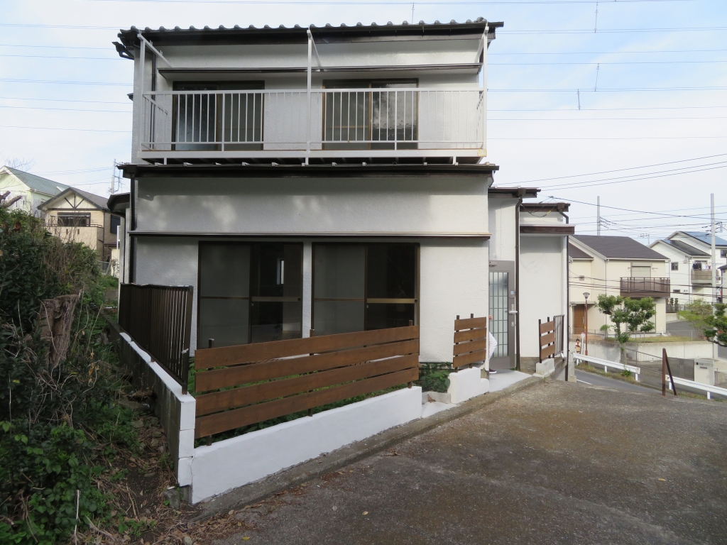 最近、ベース契約として査定された富沢氏の物件。見て分かる通り、規模、間取りともにごく普通の日本家屋を改装したものである