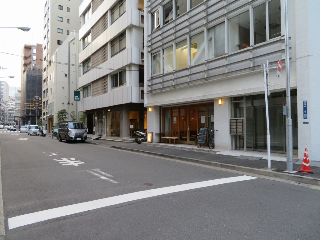 左手にあるのがアガタ竹澤ビル。右手1階の飲食店フクモリも有名