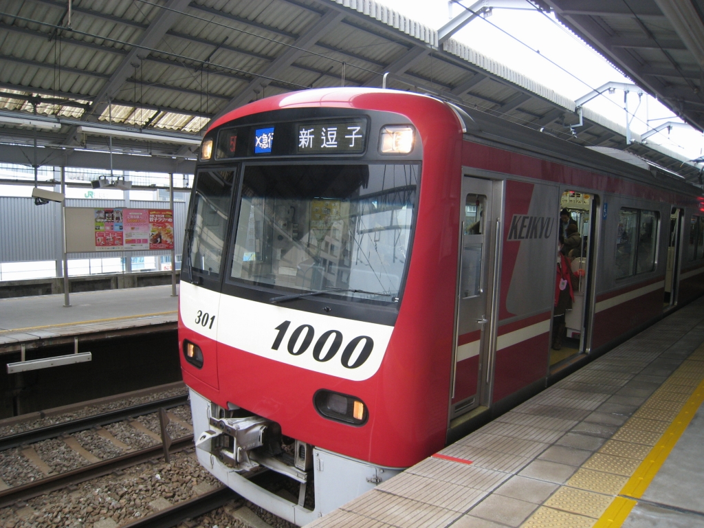 京急線は羽田、成田、品川などといった利用客の多い、今後も増えそうな場所とのアクセスが良い一方で神奈川県内では三浦や横須賀などの人口減少地域も抱える