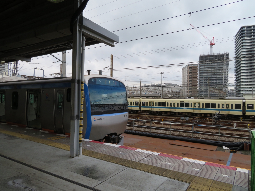 現在工事中の相鉄線海老名駅。車両の右手、左奥に再開発で建設されている建物が見える