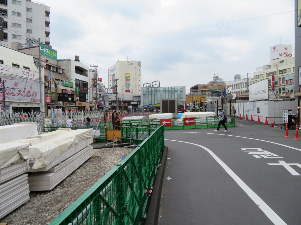 駅ビルは完成したものの、駅前広場などはまだこれからという下北沢駅前