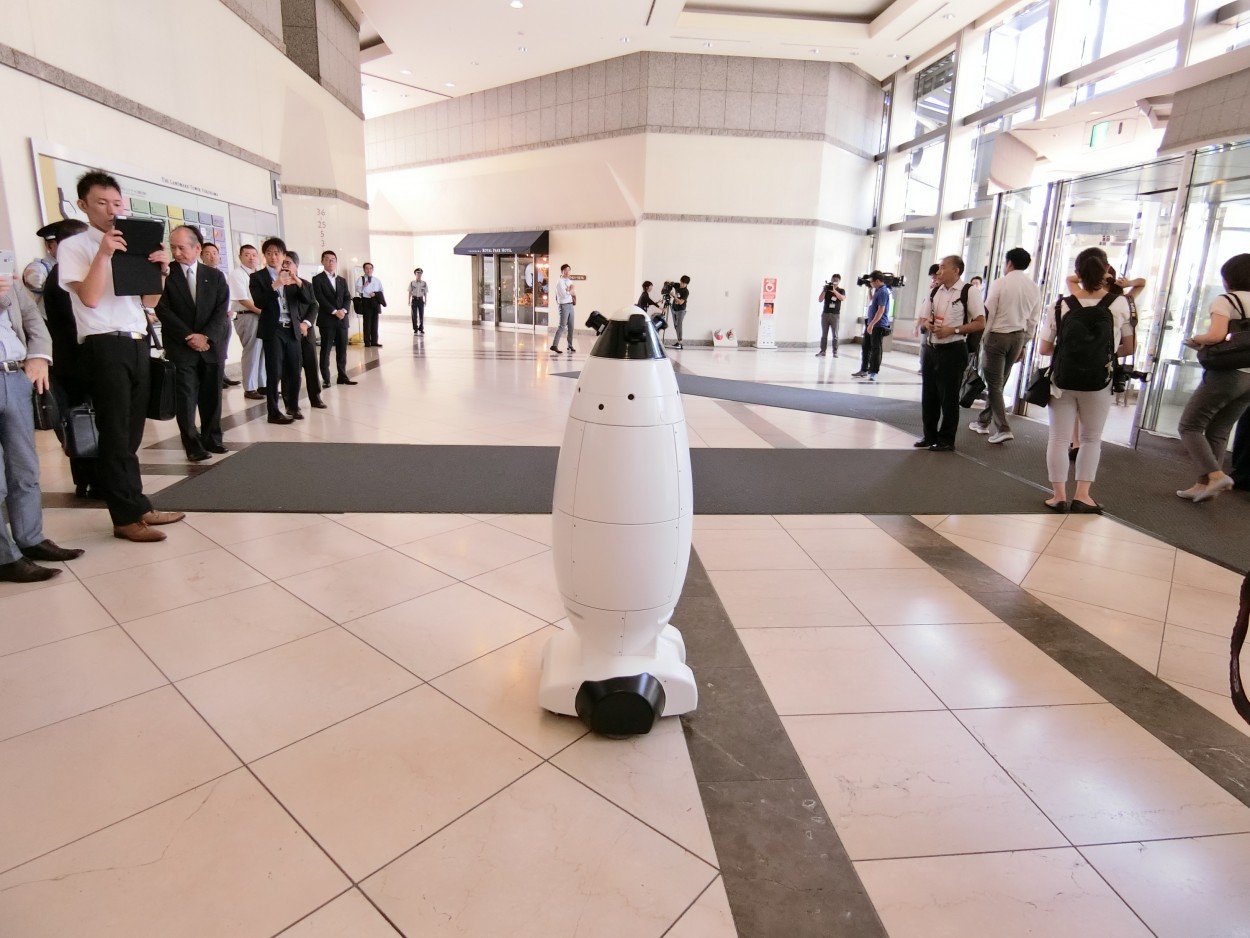 ▲建物内を巡回する警備ロボットの実証実験の様子。新サービスは、さまざまな会社が技術力を競い誕生している。