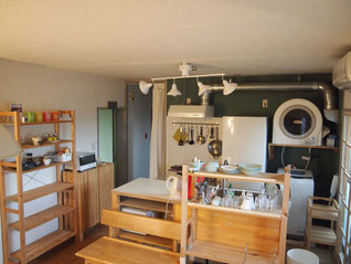 山本さんがセルフリフォームで仕上げたシェアハウスのキッチン。見せる収納で、使い勝手の良さも考えている。