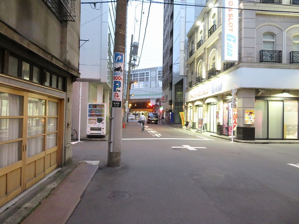 建物の前から神田駅方向。非常に近いことがお分かりいただけよう