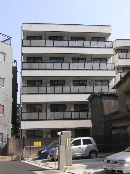 1棟目は埼玉県川口市で購入。築2年、S造でエレベーターなしの5階。利回り8％で、13年間保有した。