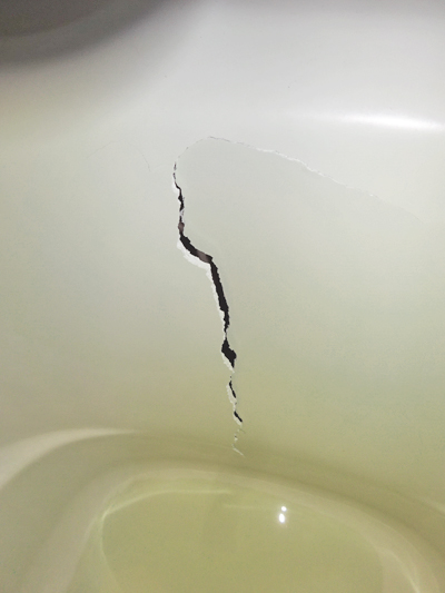 FRP浴槽に入った大きな亀裂。