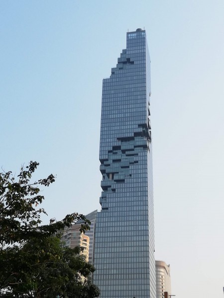 モザイクのようにデコボコした外観の超高層ビル「マハーナコーン」（高さ314m、78階建）。最上階にはスカイウォーク（展望台）やルーフトップバーがあり、360度の絶景が楽しめる。