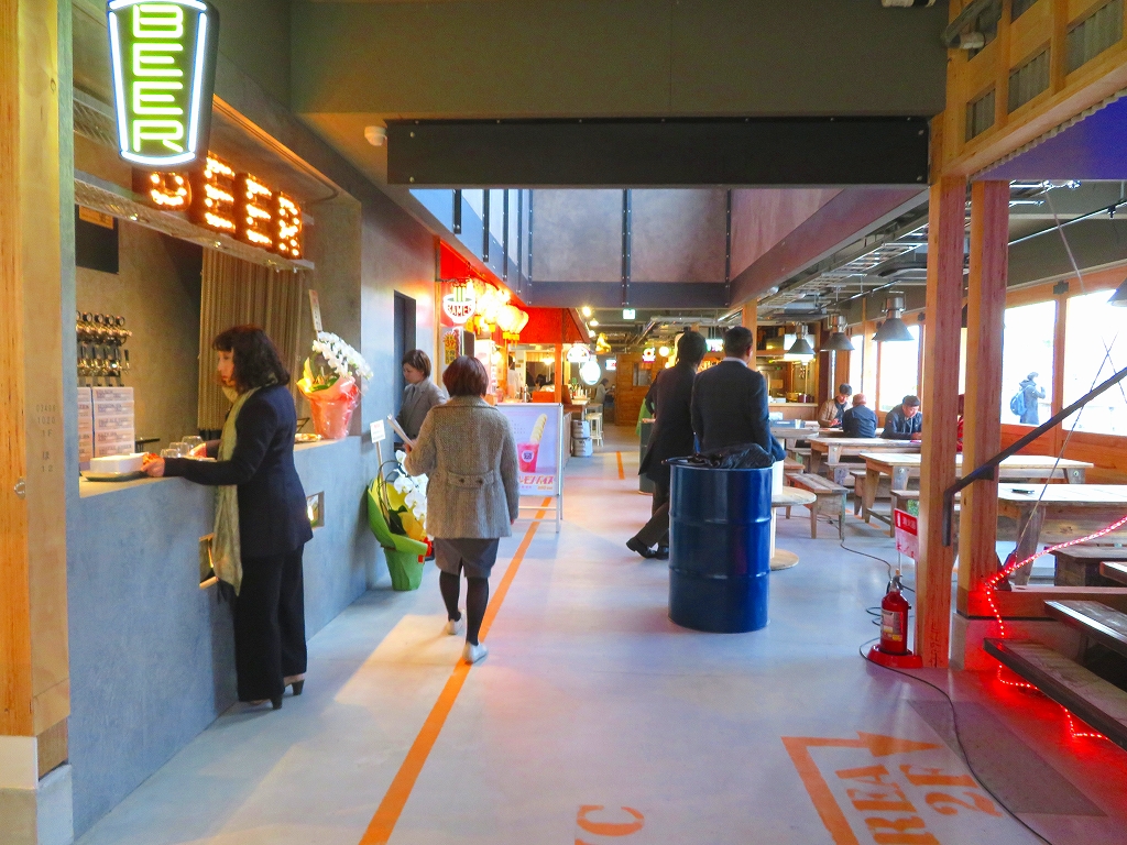 フードホールは中央に飲食できるスペースがあり、周囲に飲食店が並ぶ