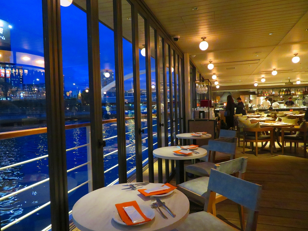 ピザ窯のある水上レストラン。ロマンチックな雰囲気。対岸に京セラドームがある