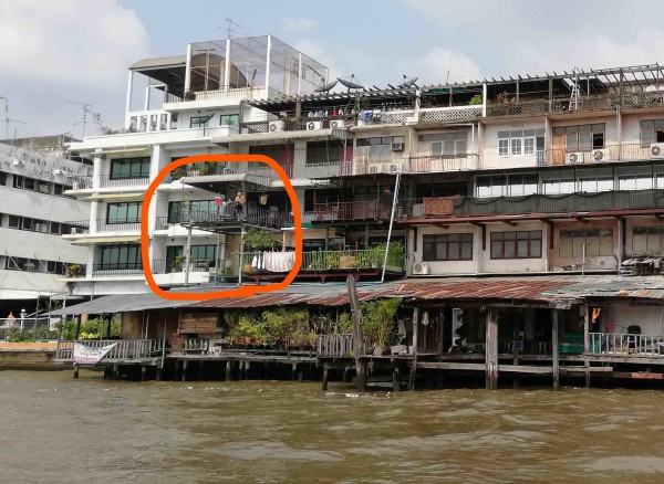 チャオプラヤー川沿いのアパート。ボロアパートに見えるが、きれいにリノベされた部屋もあるようで、バルコニーに外国人居住者らしい姿が見える。