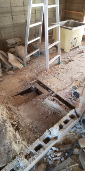 鉄骨造なのに、タイル貼りの風呂場を撤去した後の床には大きな穴が開いていた。