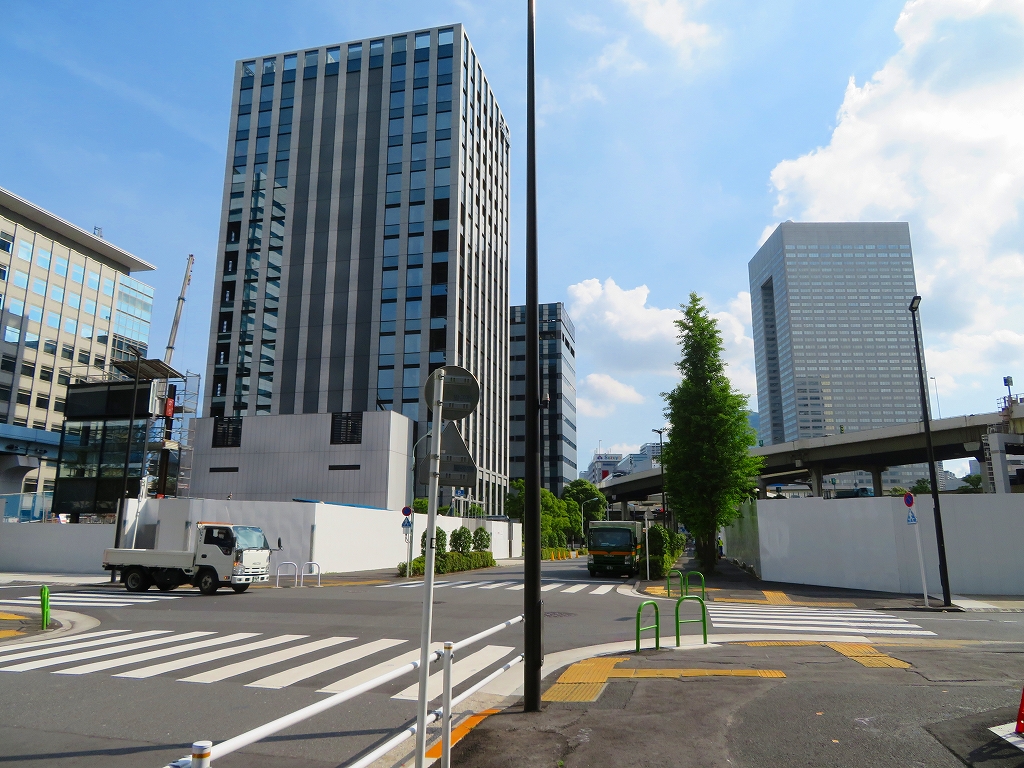竹芝ポートシティからその先のブロックを見たところ。左側は複合施設が建設され、右側ではマンションの建替えが行われる
