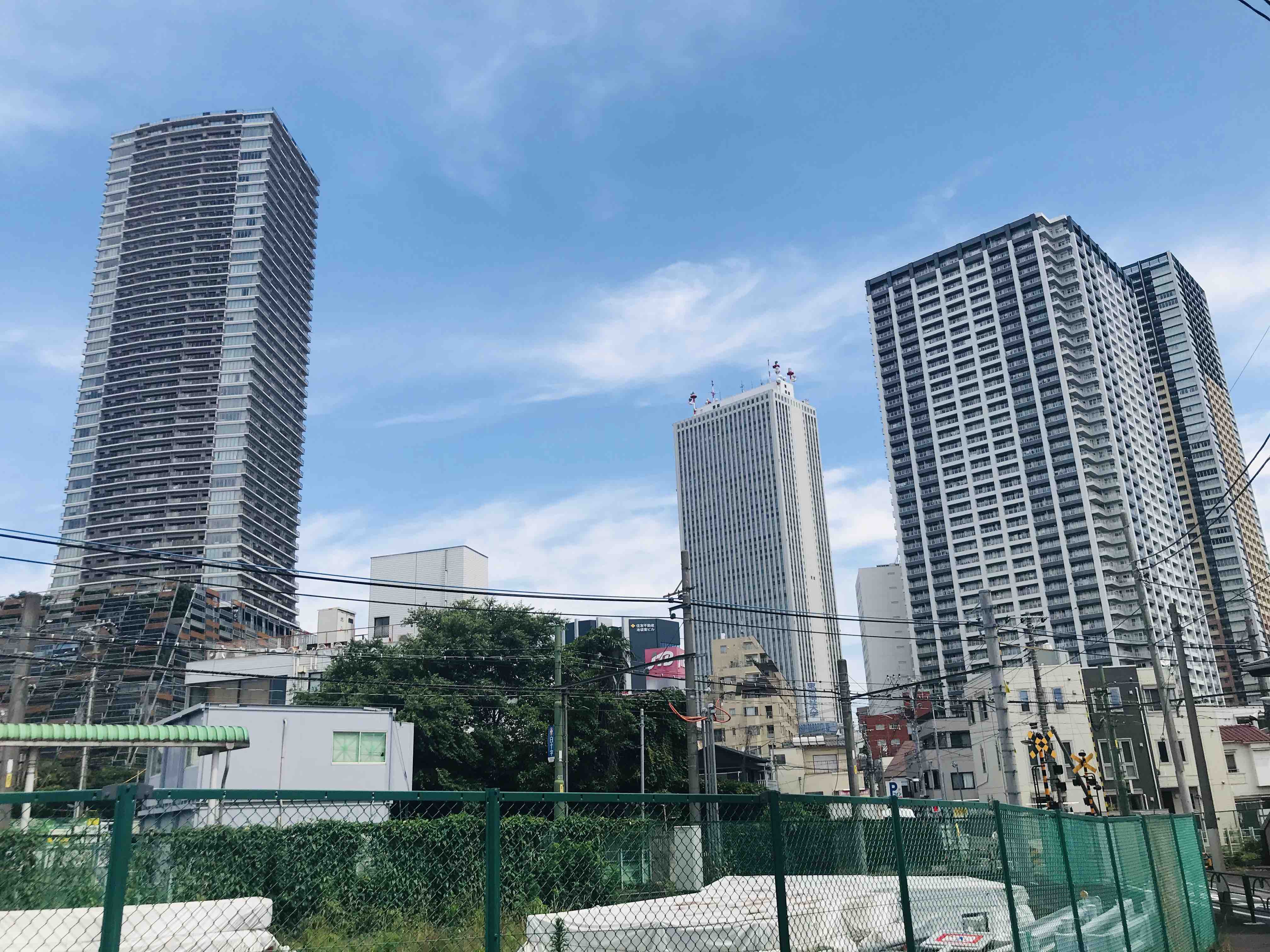 左が豊島区役所（49階）のある豊島エコミューザタウン。中央が池袋サンシャイン（60階）右が東池袋駅直結のエアライズタワー（42階） 写真手前側の敷地で大規模な再開発が予定されている。（南池袋２丁目再開発予定地、2020年6月撮影） 