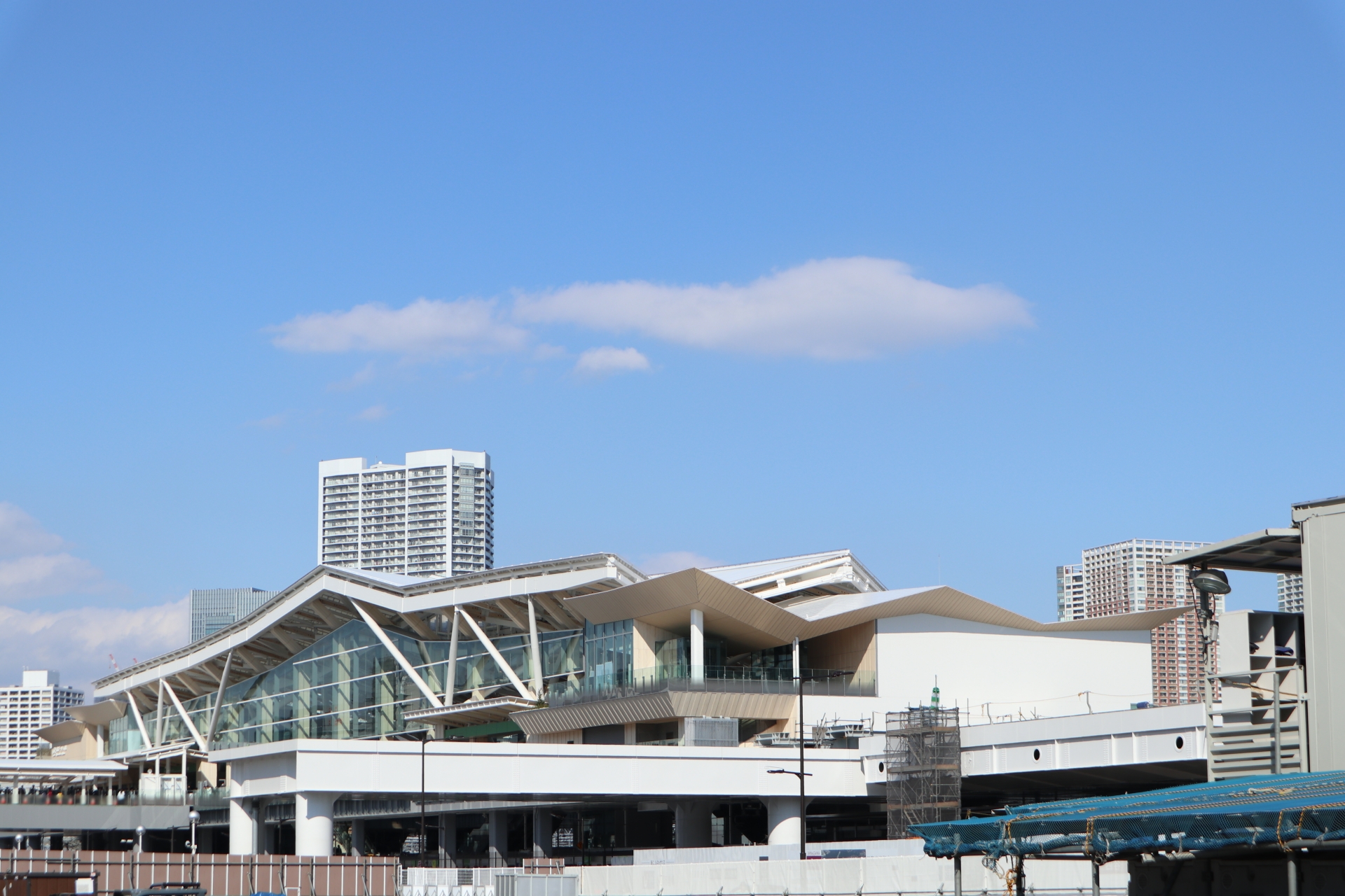 新たに開業した、高輪ゲートウェイ駅。駅舎の設計は建築家の隈研吾氏によるもの。白い大屋根は折り紙がモチーフで、いたるところに福島県産の杉材などが使われている。