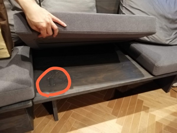 LDKのソファーは自社ブランド「ROR」。釘を使わず、ホゾで組み合わせる。