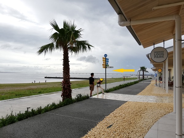 カフェや飲食店が続く。黄色の矢印は関西国際空港へと続く連絡橋。