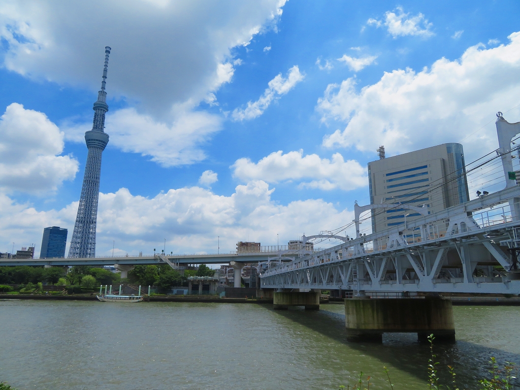 浅草と東京スカイツリーを繋ぐ、新しい歩行者連絡橋（右手）