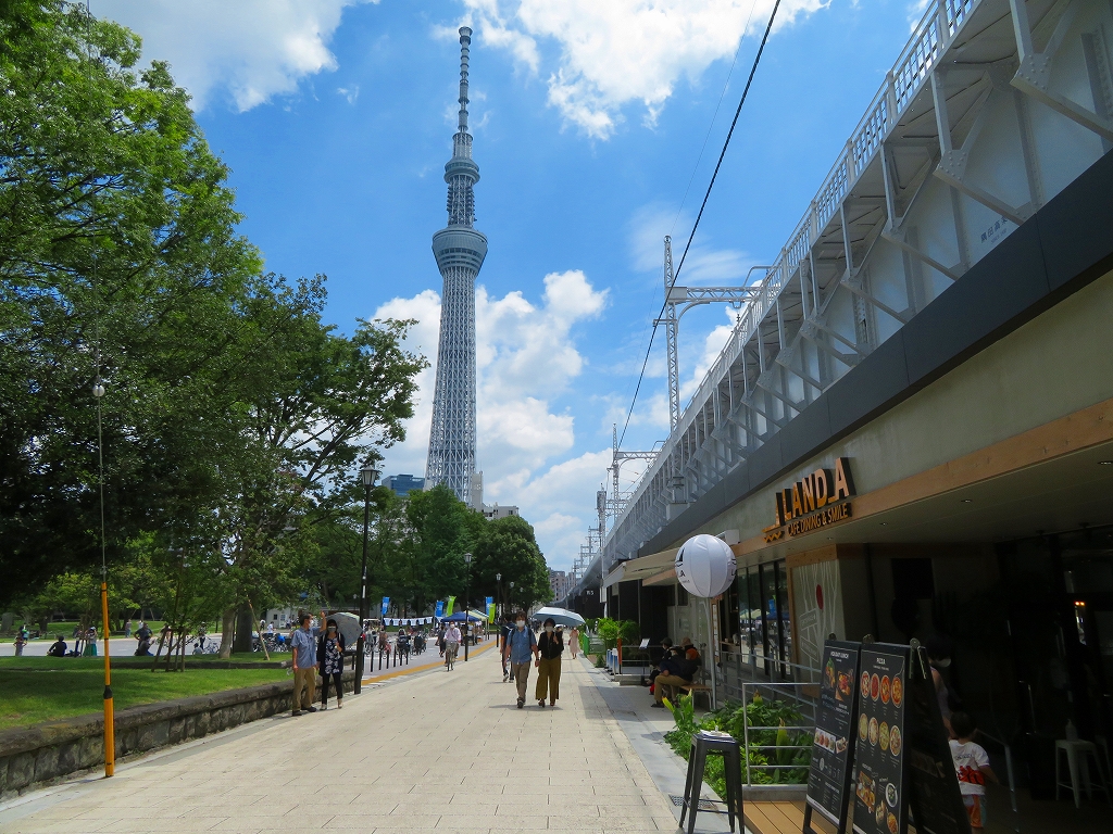 高架下商業施設・東京ミズマチと墨田公園。正面に東京スカイツリーがあり、絵になる場所