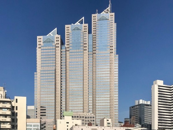 都庁や、新宿パークタワーの近く、西新宿三丁目に、国内最高層の65階建て超高層、総戸数3200戸のツインタワープロジェクトが動き出す。(2020年8月撮影)
