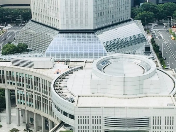 2020年7月に完成した、住友新宿ビルの大規模修繕。1階、イベントスペース部分が、ガラス大屋根で覆われている。