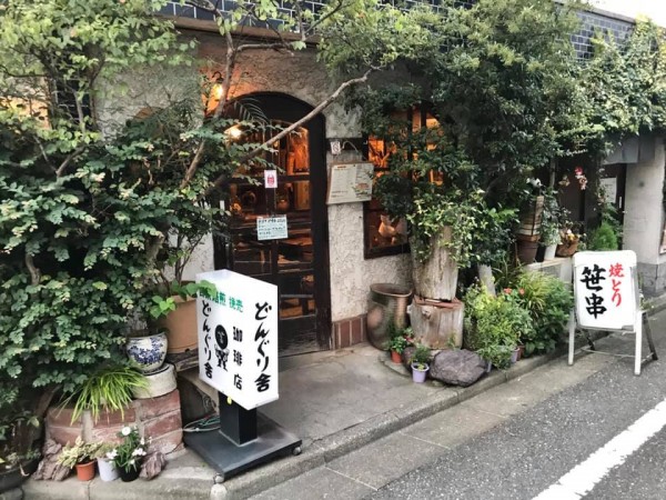 創業50年、昭和レトロな喫茶店。中では女子高生たちがお茶をしていた。