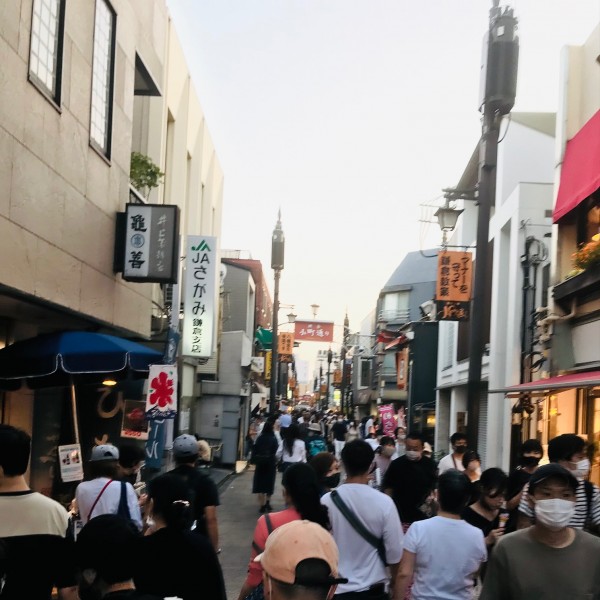 鶴岡八幡宮の参道と並行する小町通りは年中人で混んでいる。鎌倉は若者にとっても格好のデートスポットだ。