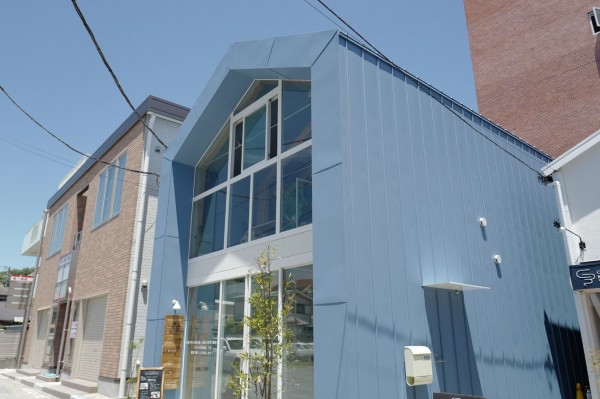 駅近かの鎌倉R不動産の建物は2階がオフィス、1階はまちの社員食堂