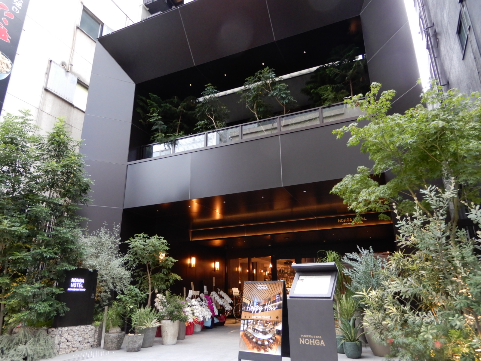 電気街の中で黒を基調にしたシックな外観が逆に目立つ「ノーガホテル 秋葉原 東京」。