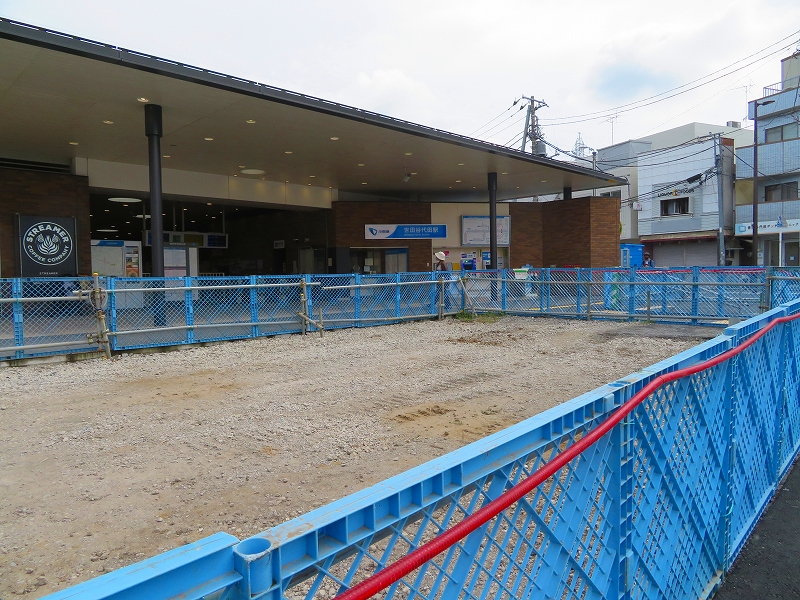 世田谷代田駅前は工事中だった。この背後に温浴施設が
