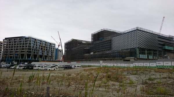 建設現場の様子。右手が複合公共施設、左手が大阪大学の新キャンパス