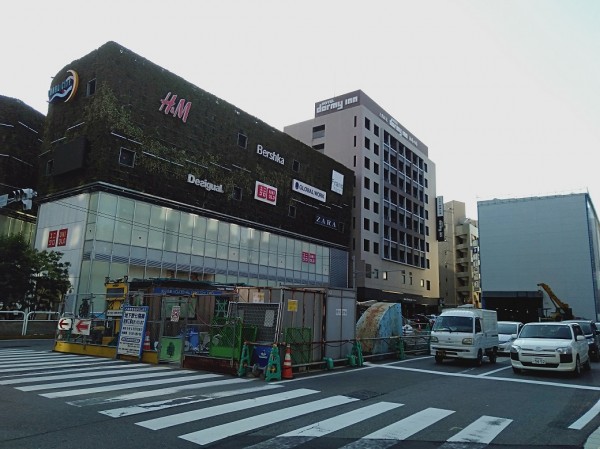 地元住民、観光客で賑わう商業施設、キャナルシティ前も天神駅、博多駅を結ぶ地下鉄七隈線建設工事が進行中である。