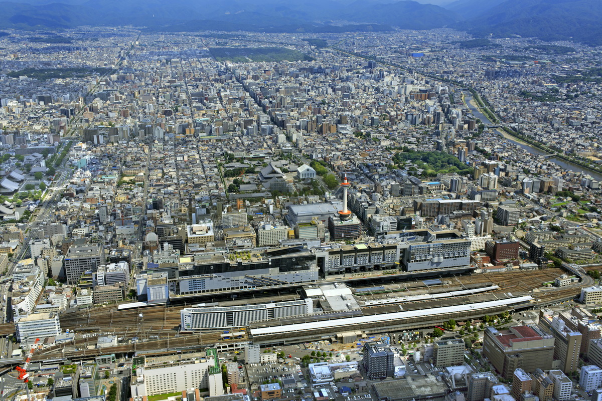 京都駅上空から周辺の街並みを望む