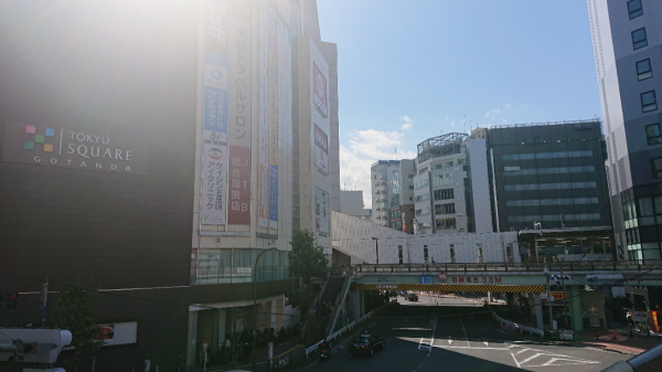 駅前の歩道橋から撮影。右手が4月にリニューアルした、五反田東急スクエア。1階にはデリ、地下にはスーパー、2回より上はコスメやファッション、フード関係のテナントが入居している。