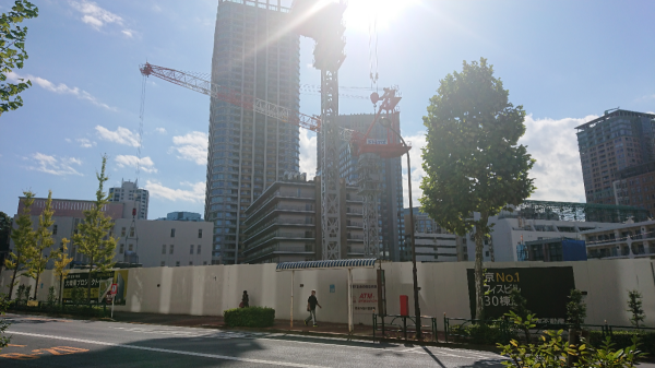 （仮称）住友不動産 大崎東プロジェクトの工事中の様子。背後には大崎駅周辺の高層ビル群が並ぶ。同プロジェクトの完成により、周辺の景色は一変するに違いない。