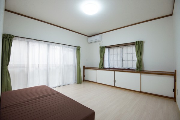2015年に埼玉で購入した戸建て物件。5LDKの間取りを6LDKにリノベーションし、シェアハウスとして運用を始めた。画像の個室は6畳サイズで家賃は月4万円。