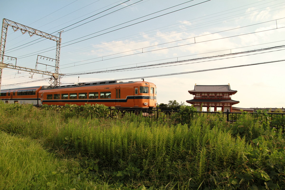 世界遺産の平城宮跡・朱雀門のすぐ横を通過する近鉄奈良線の電車