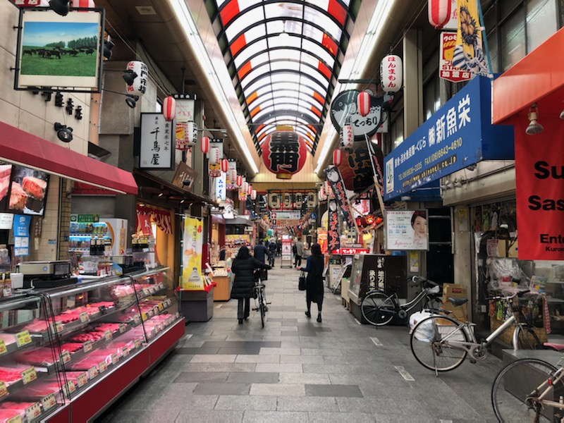 関空経由で来阪する旅行者がまず立ち寄る代表的な観光スポット、黒門市場も現在は人通りがまばら。