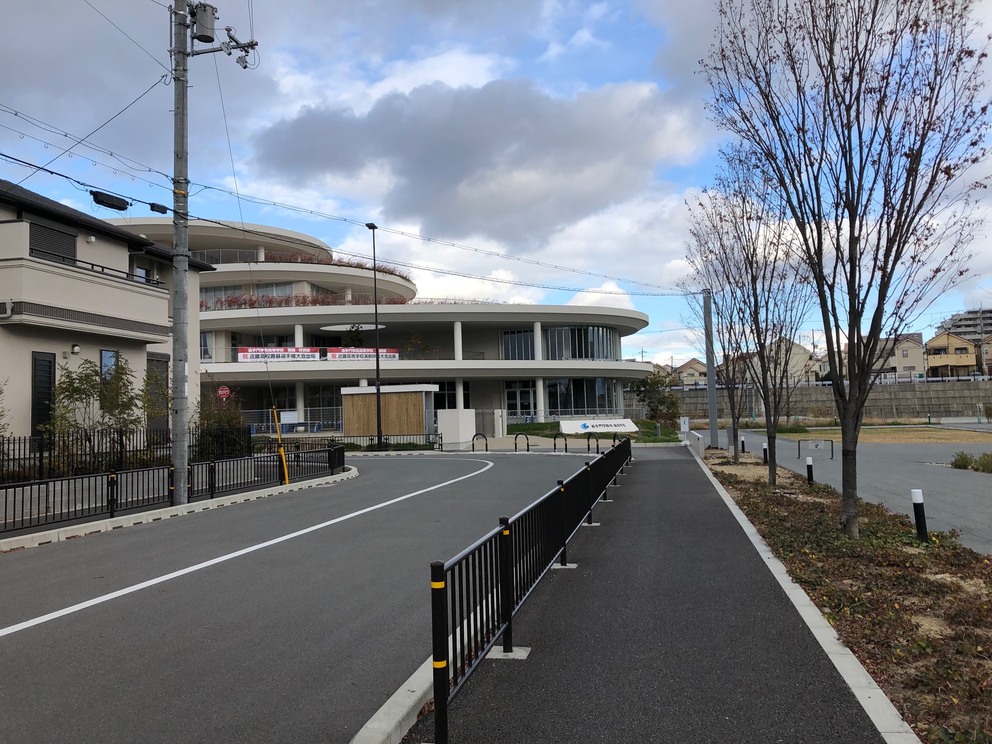 茨木スマートコミュニティ構想の文教ゾーンを担うのは、追手門学院大学の中学校・高校、大学。写真の奥に見える建物は中学校・高校の校舎。