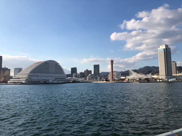 第1突堤からはポートタワーやメリケンパークなど、神戸ならではの風景が眺められる。