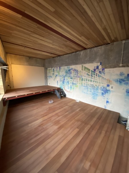 3階はイベント会場にも使える住居エリア。アーティストが描いた壁。