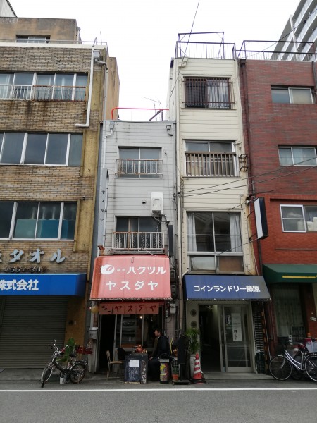 平井さんがオーナーのビル(真ん中)。1階はカレー屋「ニューヤスダヤ」。