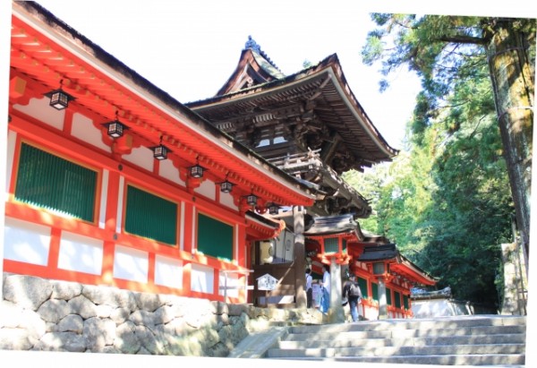 日本最古の神社の一つ、石上神宮は天理市の代表的な観光スポット。